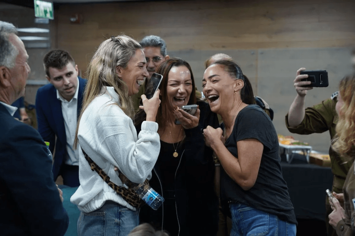 حماس تفرج عن الرهينة الأميركي عيدان.. سلمته إلى من؟