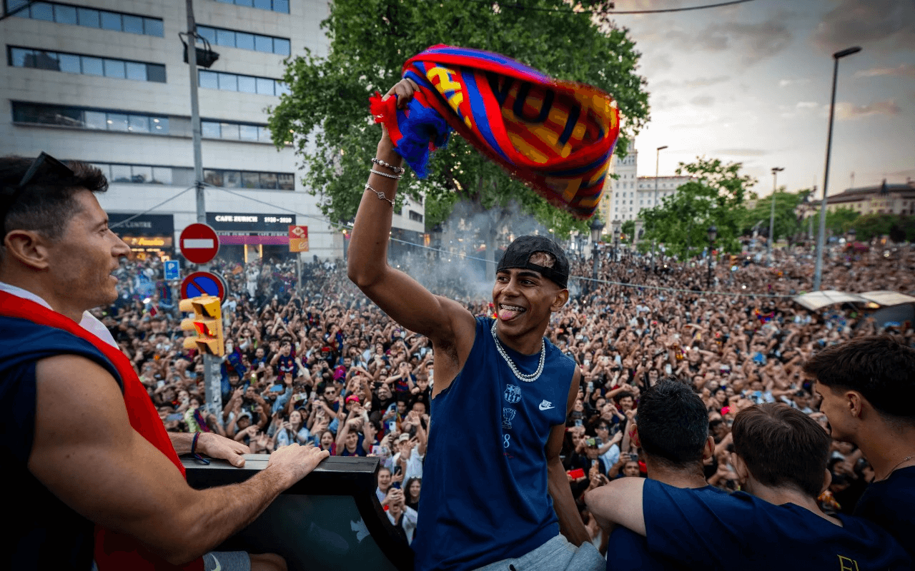 لامين يامال يكتب التاريخ مع برشلونة: عقد حتى 2031 ورقم ميسي في الانتظار!