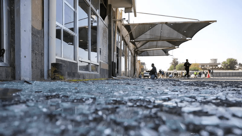 إسرائيل تدك مطار صنعاء وتتوعد الحوثيين بالحصار الشامل