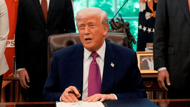 ترامب بعد 8 أشهر: الطريق إلى الهاوية؟