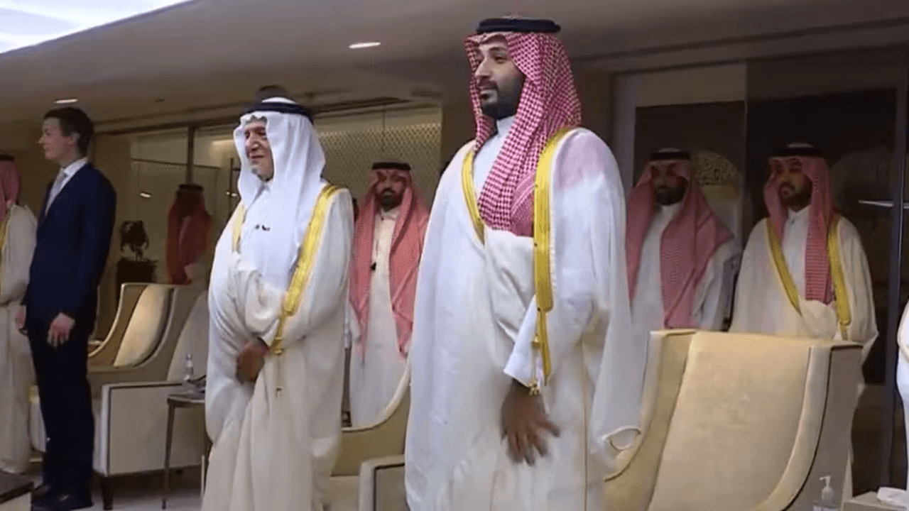 الرجل الغامض بجوار محمد بن سلمان يشعل التساؤلات في نهائي كأس الملك