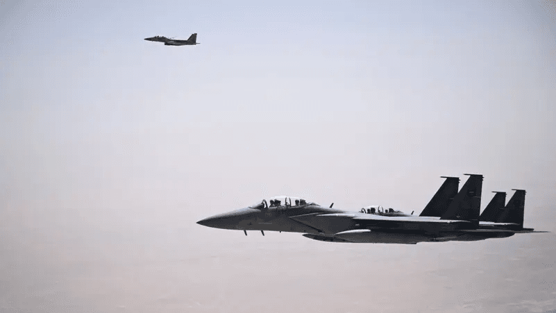 بالفيديو.. مقاتلات سعودية ترافق طائرة ترامب