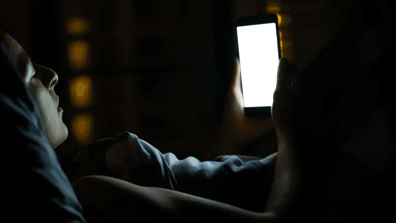 تحذير طبي: الشاشات قبل النوم ترفع ضغط الدم 40 مرة لدى الشباب!