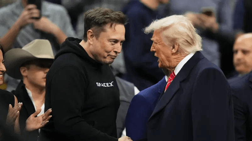 ترامب يهاجم ماسك: لولا دعم الحكومة لعاد إلى جنوب أفريقيا