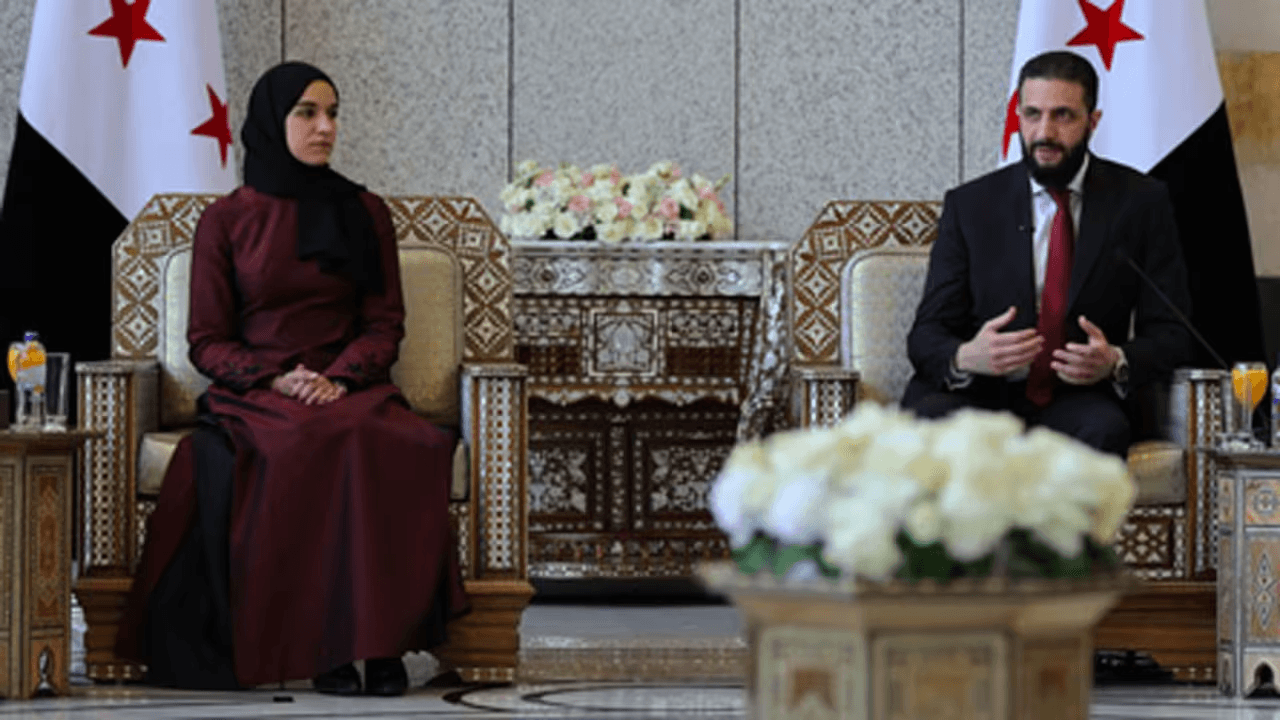 الشرع يُبكي مواقع التواصل.. زوجتي عاشت معي في مغارات و49 بيتًا!