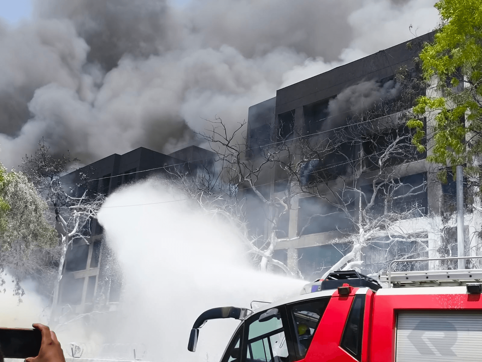 مقاطع صادمة.. تحطم طائرة هندية فوق حي سكني وتفاصيل المأساة!