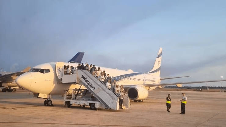 تكلفة الهجوم الإسرائيلي على إيران: مليارات الدولارات وعشرات الآلاف عالقون بالخارج!