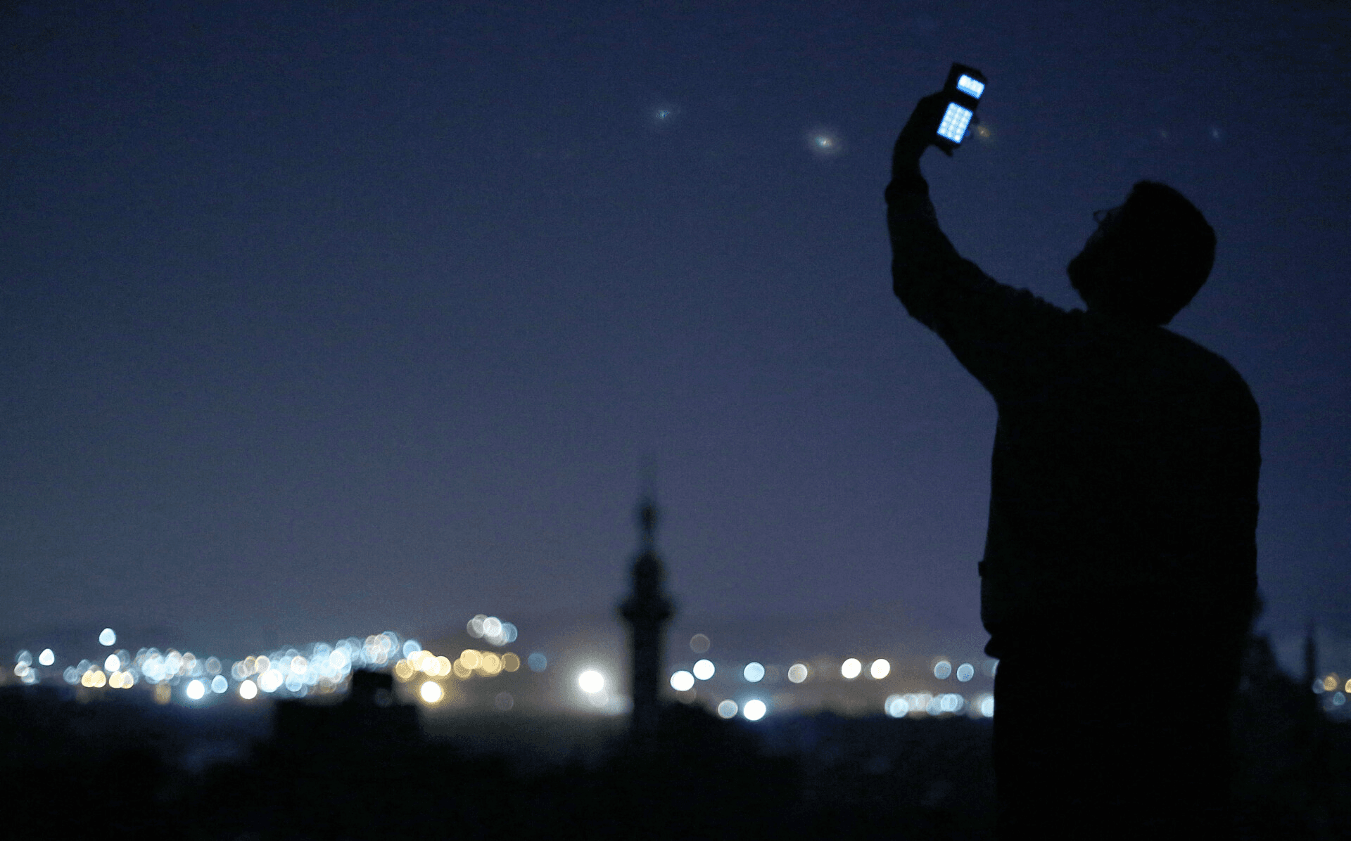 تطبيق خادع أطاح بالنظام السوري: هكذا تم اصطياد ضباط الأسد من هواتفهم!