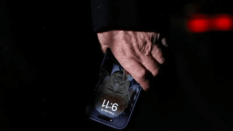 هاتف ترامب الذهبي يشعل سوق الاتصالات.. ماذا نعرف عنه؟