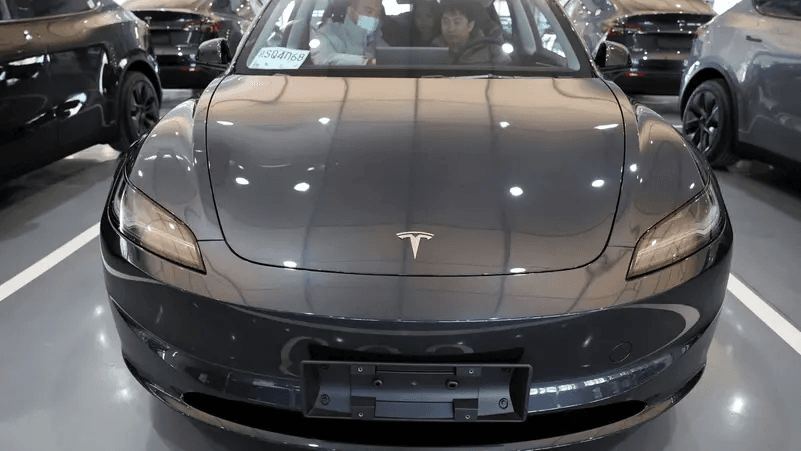 تسلا تُحدث ثورة: أول سيارة تقود نفسها من المصنع إلى مالكها قبل الموعد!