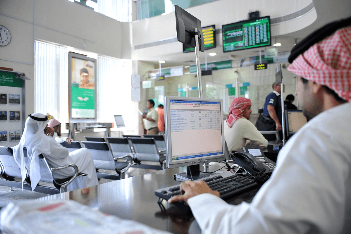 سباق ديون محفوف بالمخاطر.. لماذا تقترض البنوك السعودية رغم وفرة السيولة؟