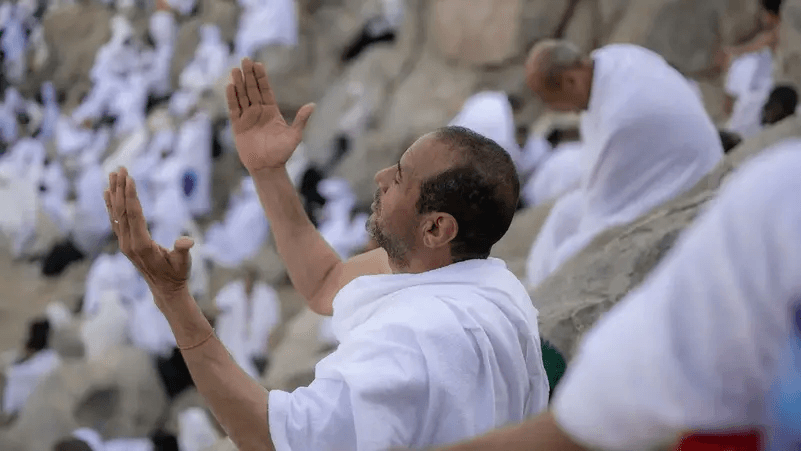الرحلة إلى عرفات.. وقوف على جبل الرحمة في موسم التجديد
