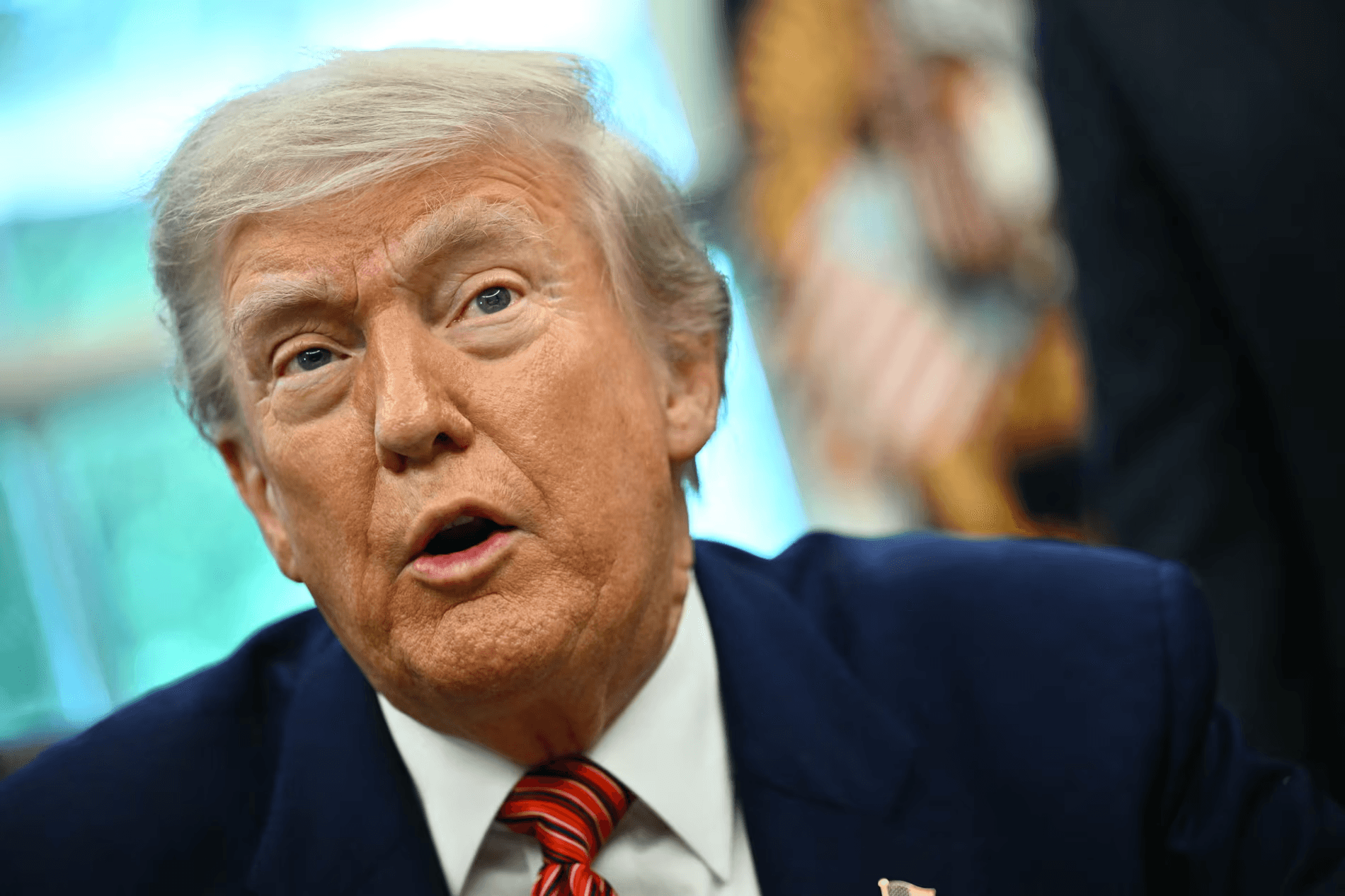 ترامب يضغط على آدامز: السفير في السعودية مقابل انسحابه من سباق نيويورك!