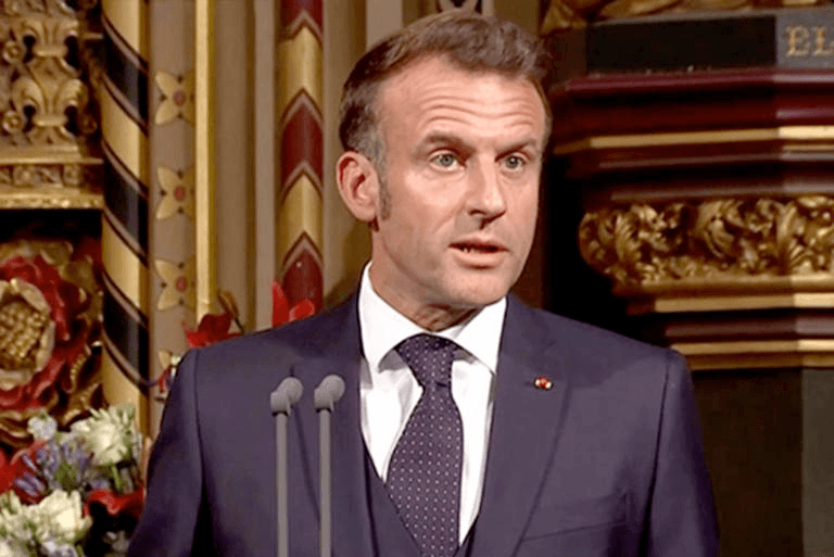 ديون فرنسا تهدد حكومة ماكرون: البلاد على حافة الفوضى السياسية والاقتصادية