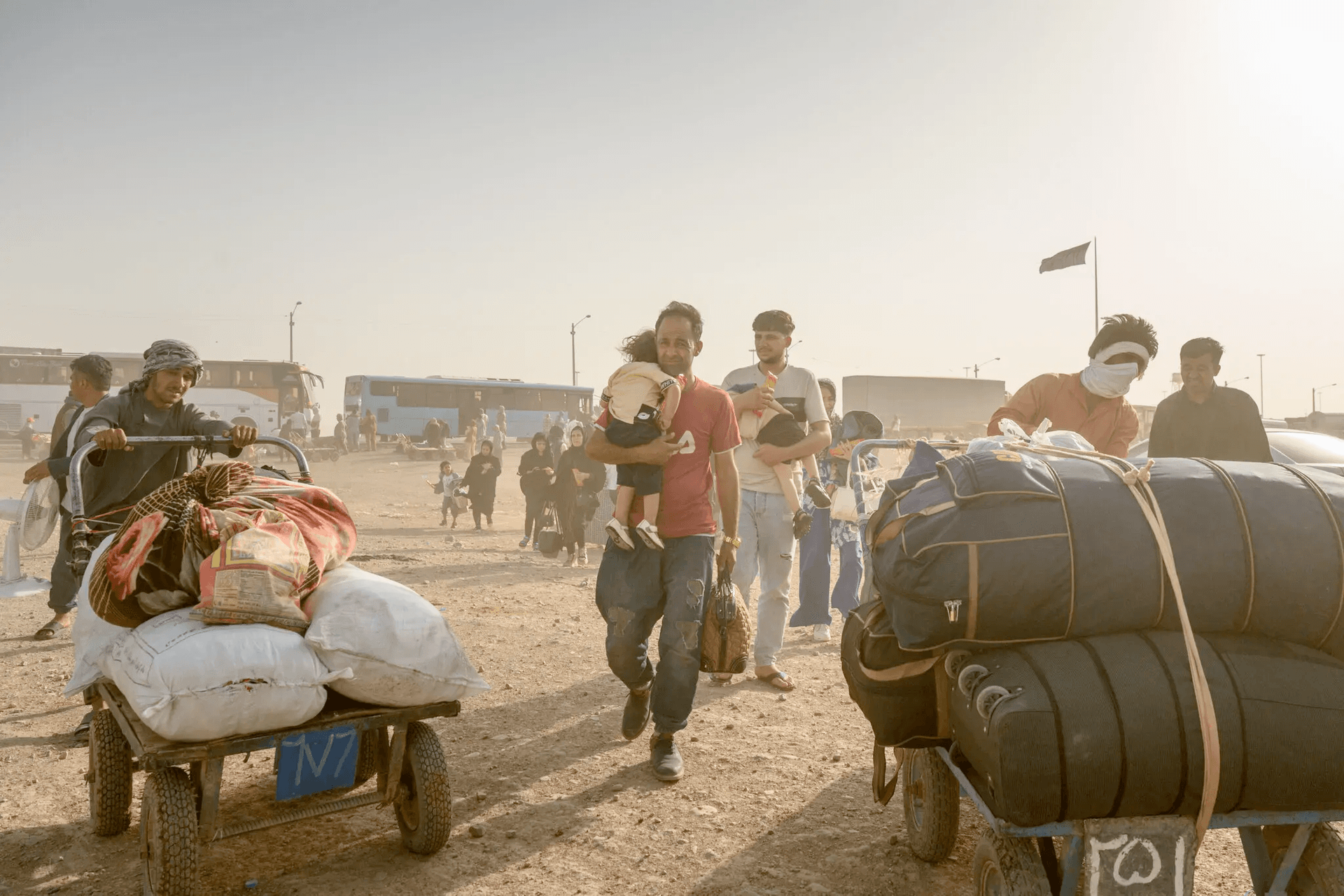 إيران تطرد 800 ألف لاجئ أفغاني في أكبر حملة ترحيل تهز العالم