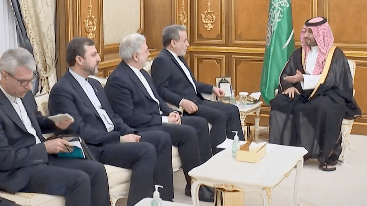 “الخليج ينهار”: السعودية تهجر التطبيع وتلجأ لإيران بعد سقوط الحماية الأميركية