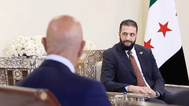 في قصر الشعب.. الشرع يوجّه المبعوث الأميركي بلقطة أشعلت التفاعل