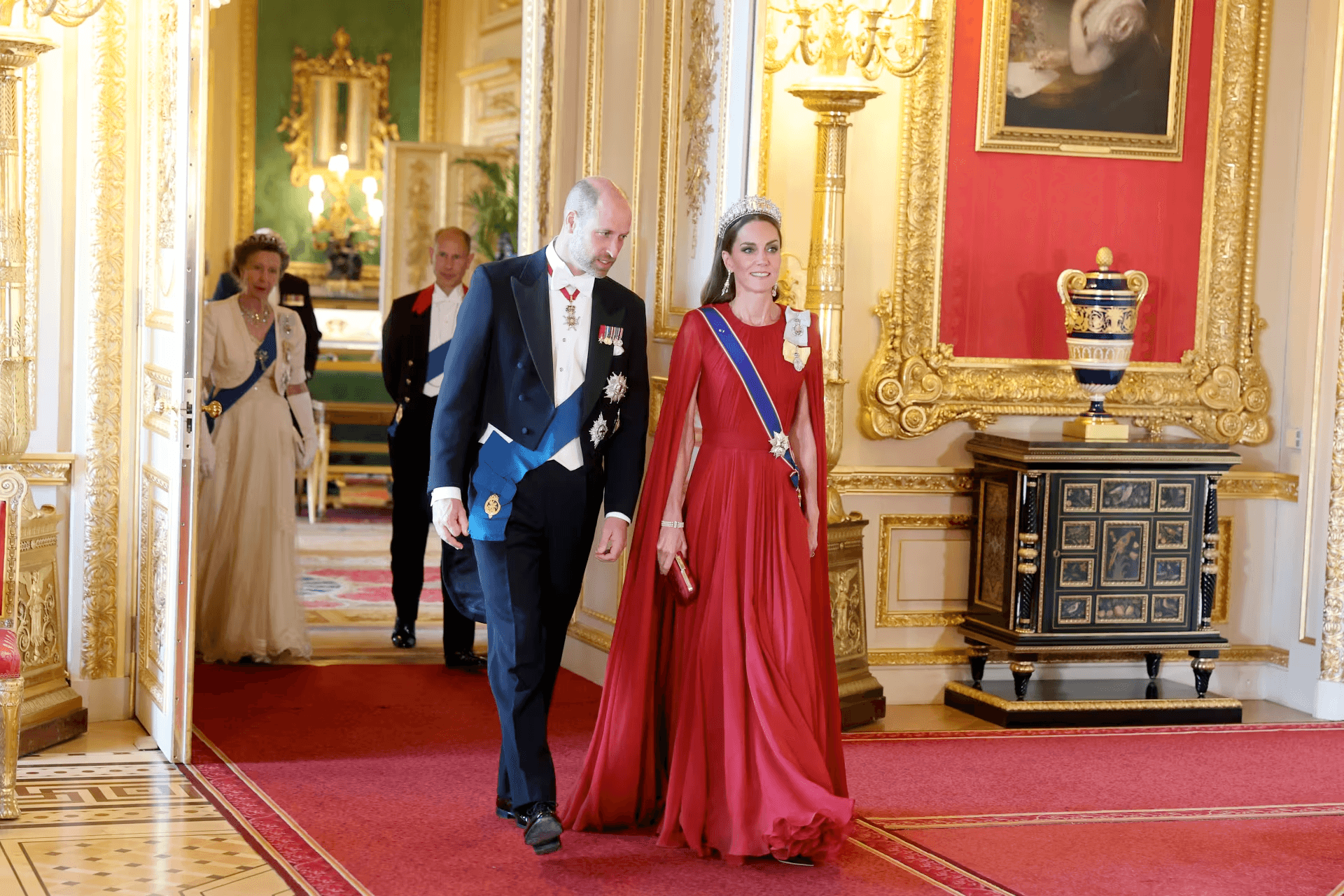 كيت ميدلتون تتألق بإطلالات ملكية أنيقة خلال زيارة ماكرون الرسمية