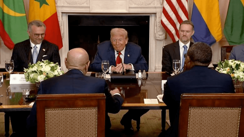 ترامب يُحرج زعيمًا أفريقيًا.. و”اليوم ميديا” تكشف هويته بالصور