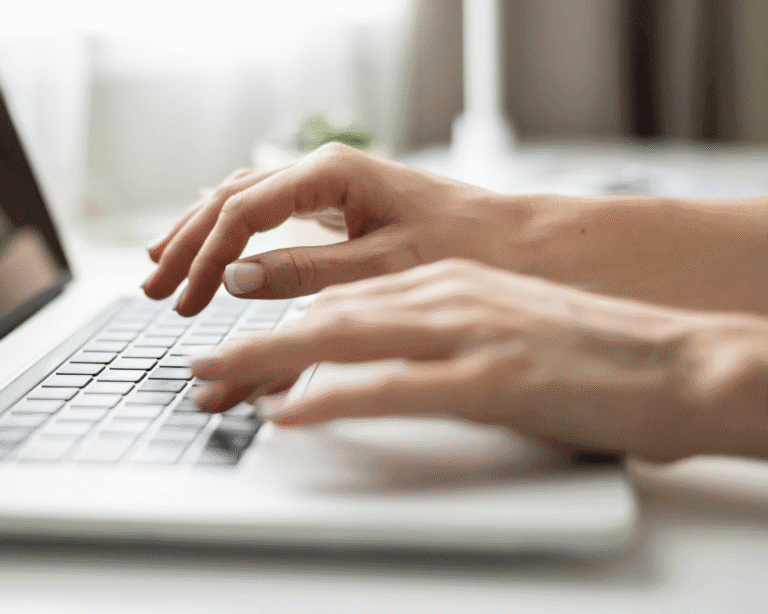 فضيحة أكاديمية: علماء يخفون أوامر للذكاء الاصطناعي لتحصيل مراجعات إيجابية!