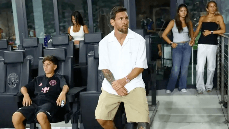 ميسي يُشعل السوشيال بـ”باربي” الوردية