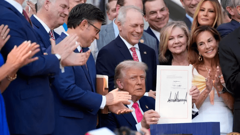 ترامب يوقع قانون تخفيض الضرائب.. دفعة تاريخية قد تغير مستقبل الاقتصاد الأميركي