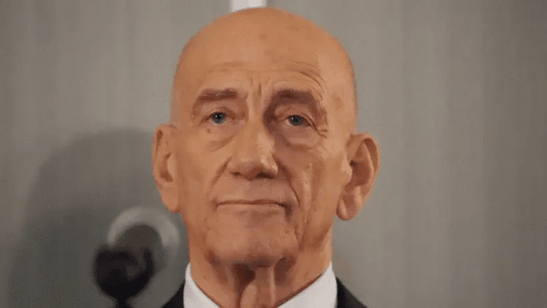 ناشطة أميركية تزعم تورط إيهود باراك في استغلال قاصر