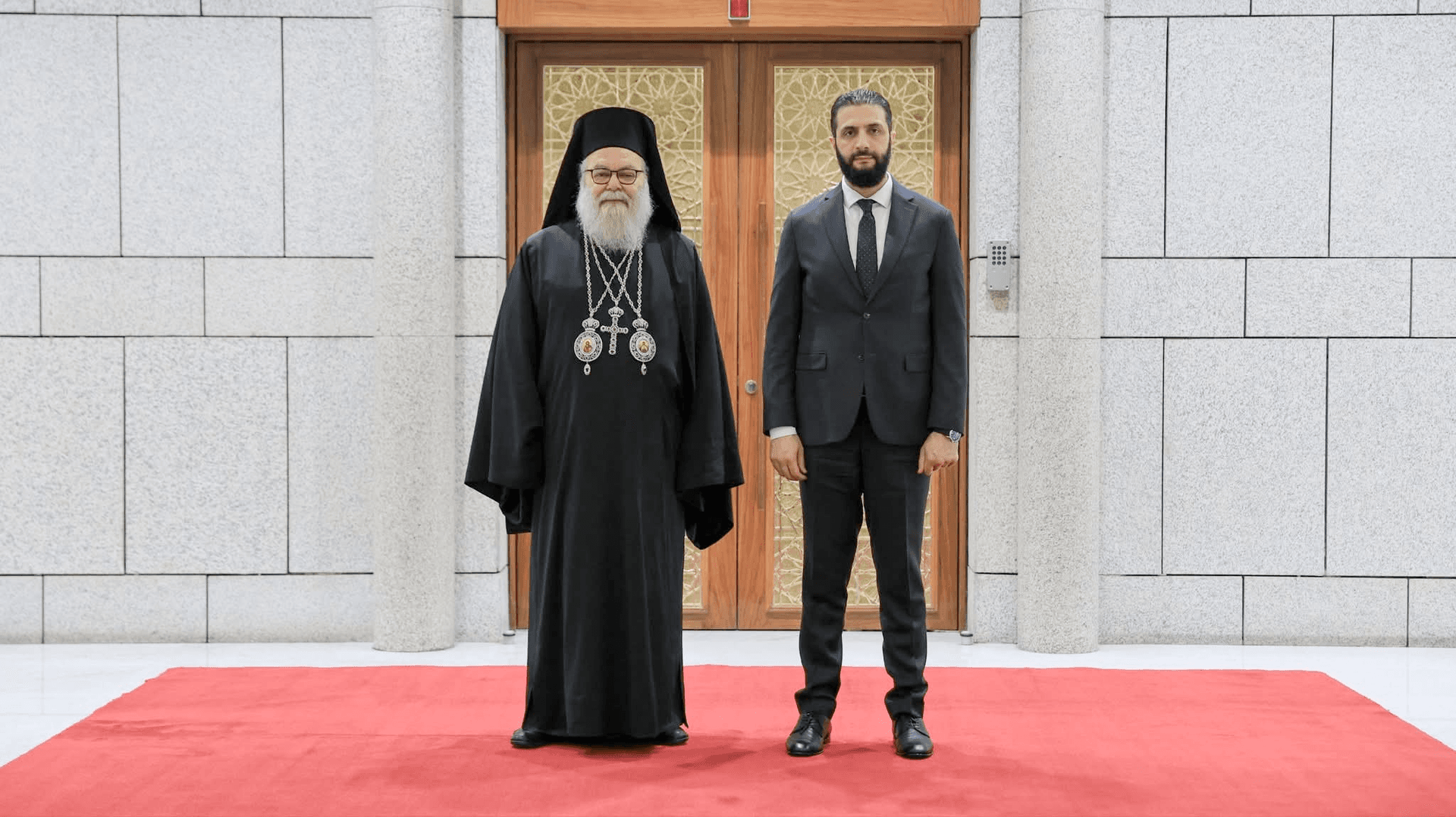 أحمد الشرع يلتقي البطريرك يوحنا العاشر.. رسائل خفية تهز سوريا