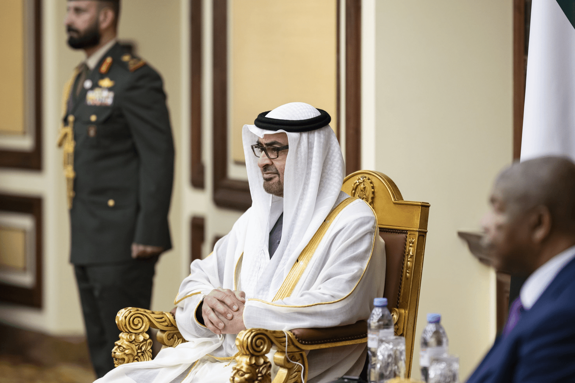 محمد بن زايد في أنغولا: كيف تعيد الإمارات رسم خريطة النفوذ في أفريقيا؟