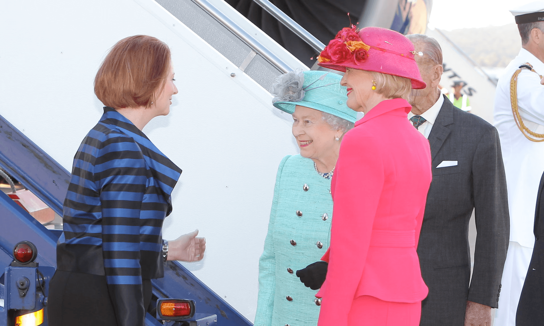 الملك تشارلز يبيع طائرة وسيارة إليزابيث.. و”ديلي ميل” تكشف السر