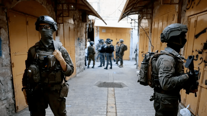 توتر جديد بالضفة: انفجار يستهدف آلية إسرائيلية ويصيب جنودًا