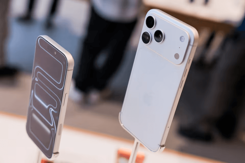 إطلاق آيفون 17 في بكين: مئات المتسوقين يصطفون للحصول على السلسلة الجديدة