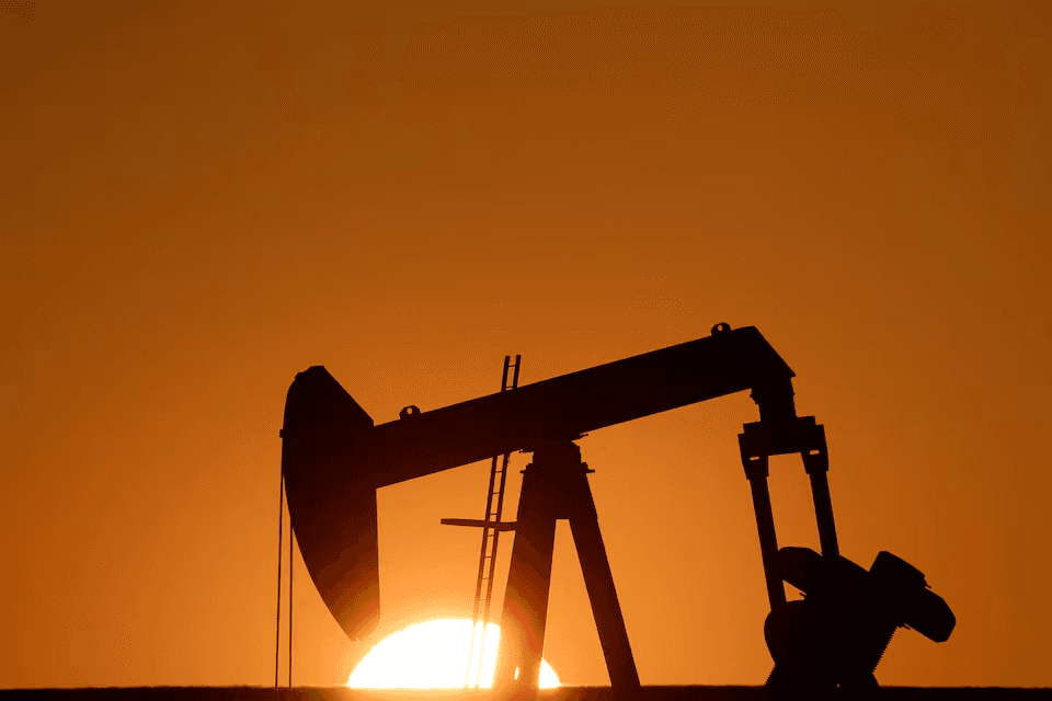 النفط يهوى تحت ضغوط أوبك+ وتبخّر آمال الصفقة الكبرى