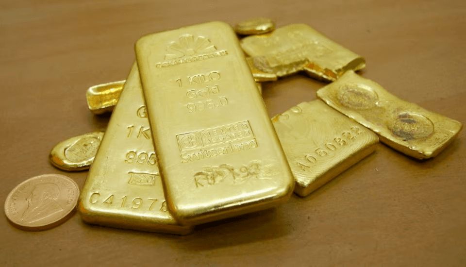 الذهب يقفز فوق 4000 دولار ترقبًا لخفض الفائدة