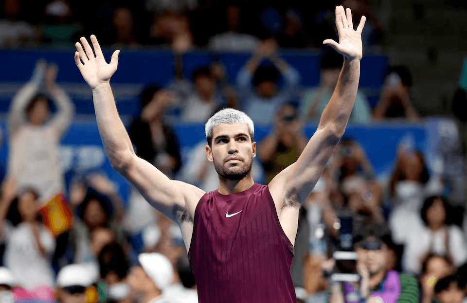 ألكاراز يتغلب على بايز في ظهوره الأول ببطولة طوكيو رغم الإصابة