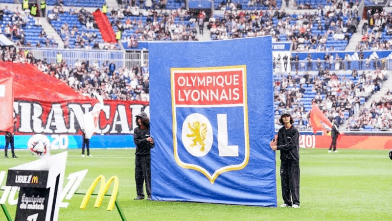 فضيحة في أكاديمية ليون: لاعب 13 عاماً متهم بجريمة قتل تهز فرنسا