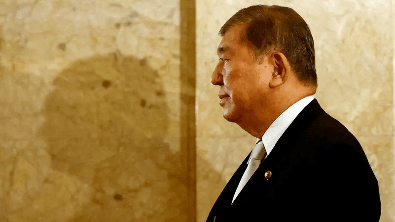 اليابان تهتز: استقالة إيشيبا بعد انتكاسة تاريخية للحزب الليبرالي الديمقراطي