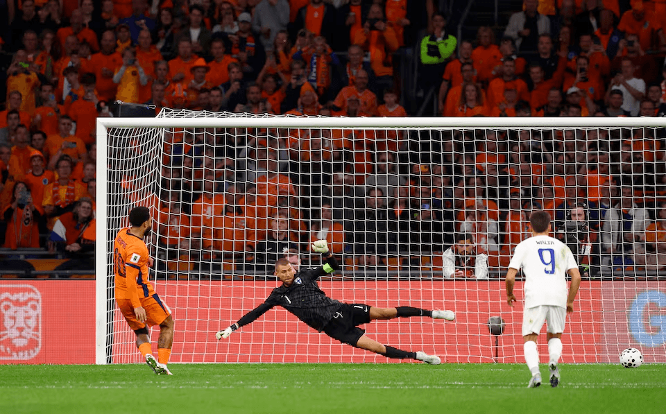 هولندا تحلق بثلاث نقاط نحو قطر: ديباي يقود الفوز الكبير على فنلندا