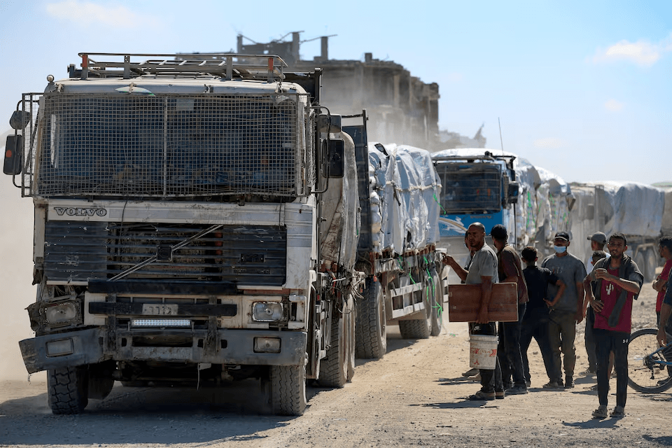 غزة بين الحياة والموت: شاحنات المساعدات وجثث الرهائن