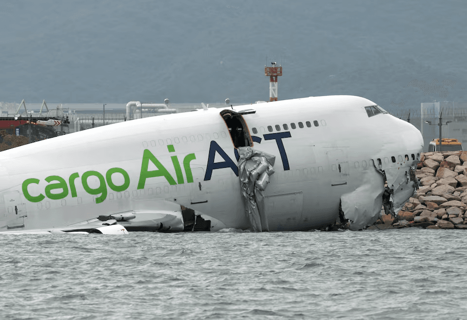 كارثة هونغ كونغ الجوية: طائرة شحن تهوي إلى البحر