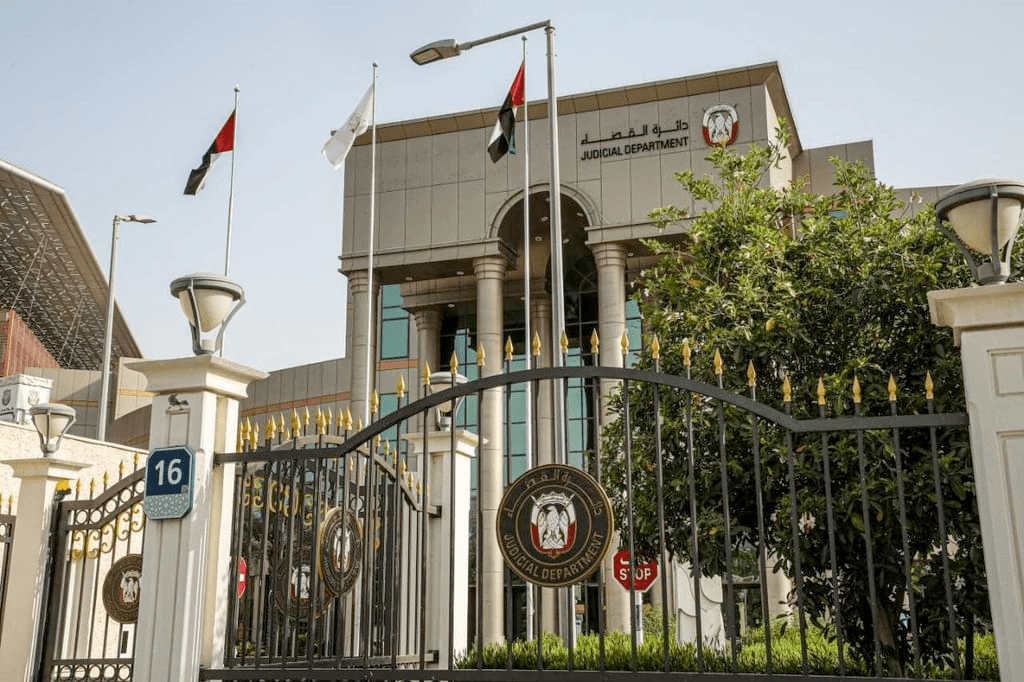 الإمارات تواجه الظل: النيابة العامة تحيل عصابة منظمة للمحاكمة