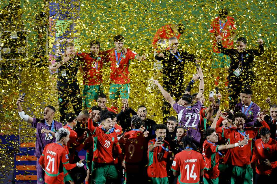 ما قصة أول فجر عربي على عرش العالم؟