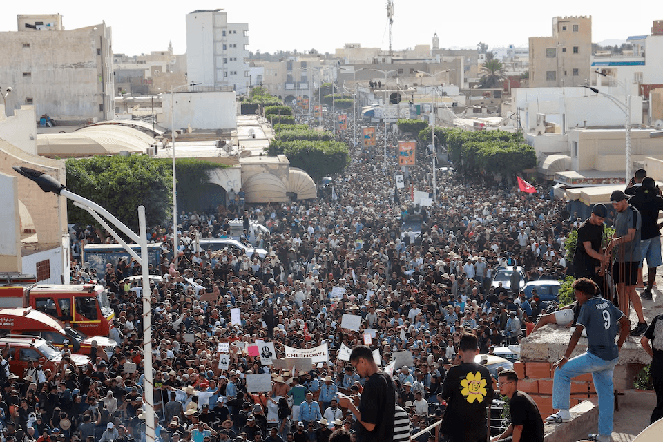 تلوث قابس يفجر تونس: هل يفلت قيس سعيد؟