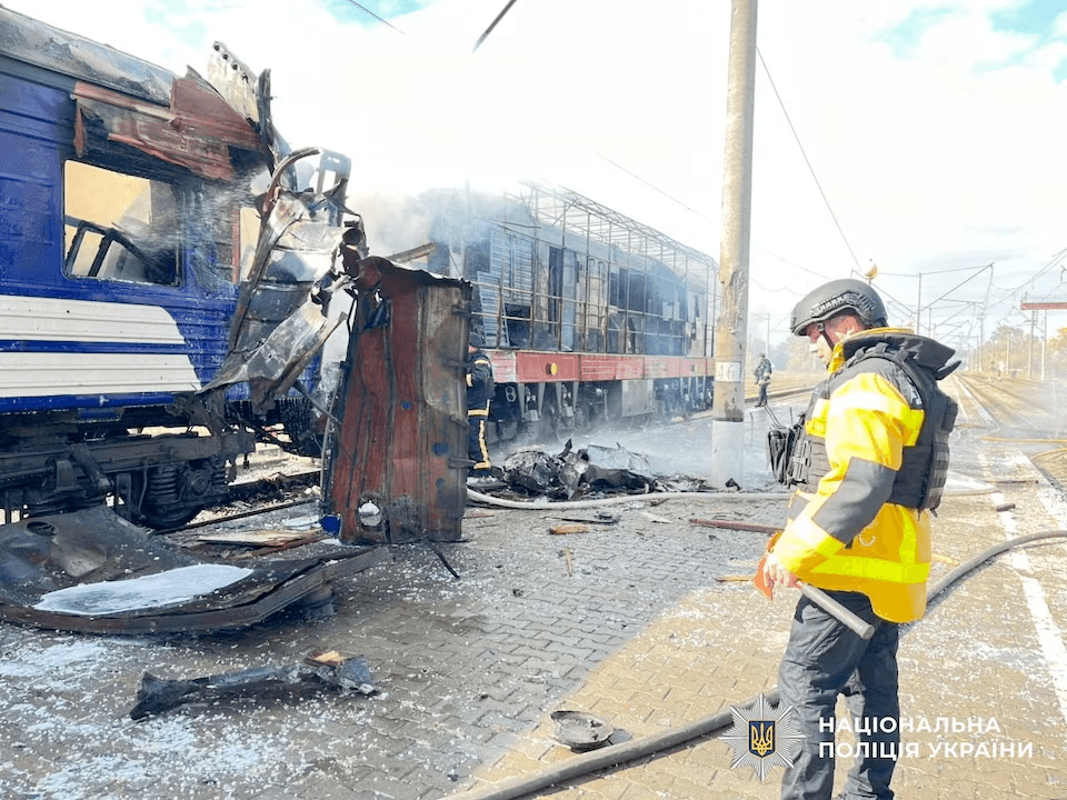 مقتل مدني وإصابة 30 في قصف روسي لمحطة قطار في أوكرانيا