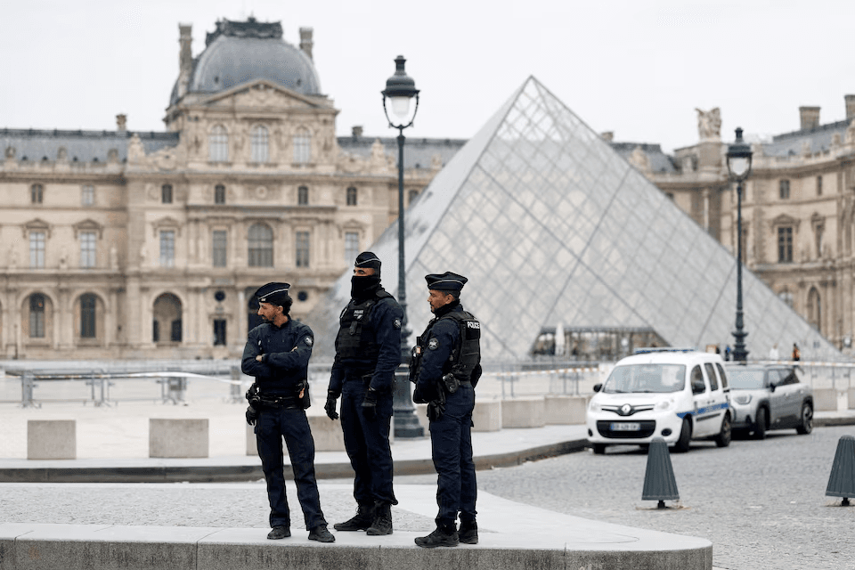 اللوفر يعزز أمنيته بـ100 كاميرا بعد السرقة