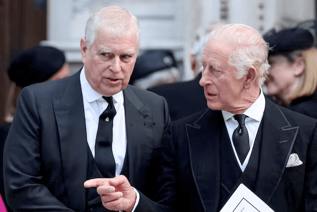 زلزال ملكي: تشارلز يجرد شقيقه آندرو من الألقاب والسكن