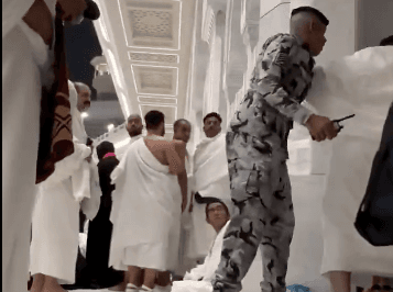تصرف صادم لرجل أمن مع معتمر داخل الحرم المكي يثير جدلًا واسعًا