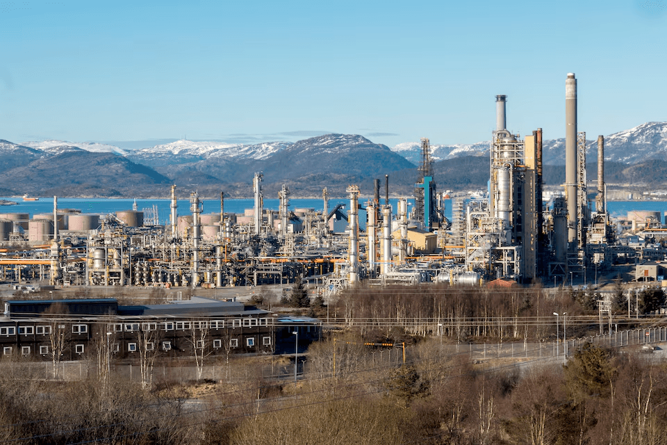 النفط يواصل الانخفاض بسبب زيادة المخزونات الأمريكية وفائض أوبك المتوقع