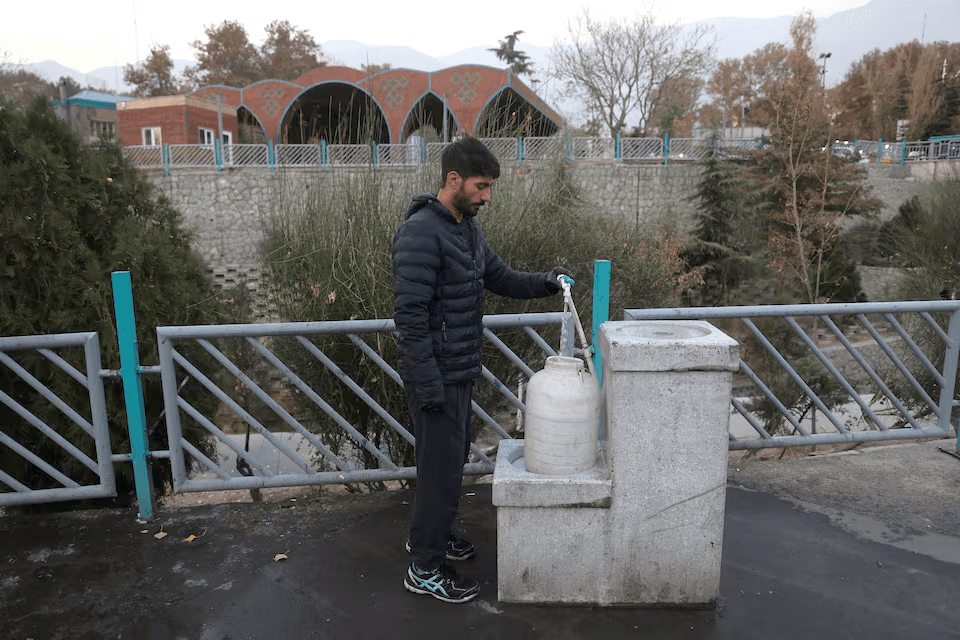 إيران تواجه فيضانات بعد أشهر من الجفاف الحاد