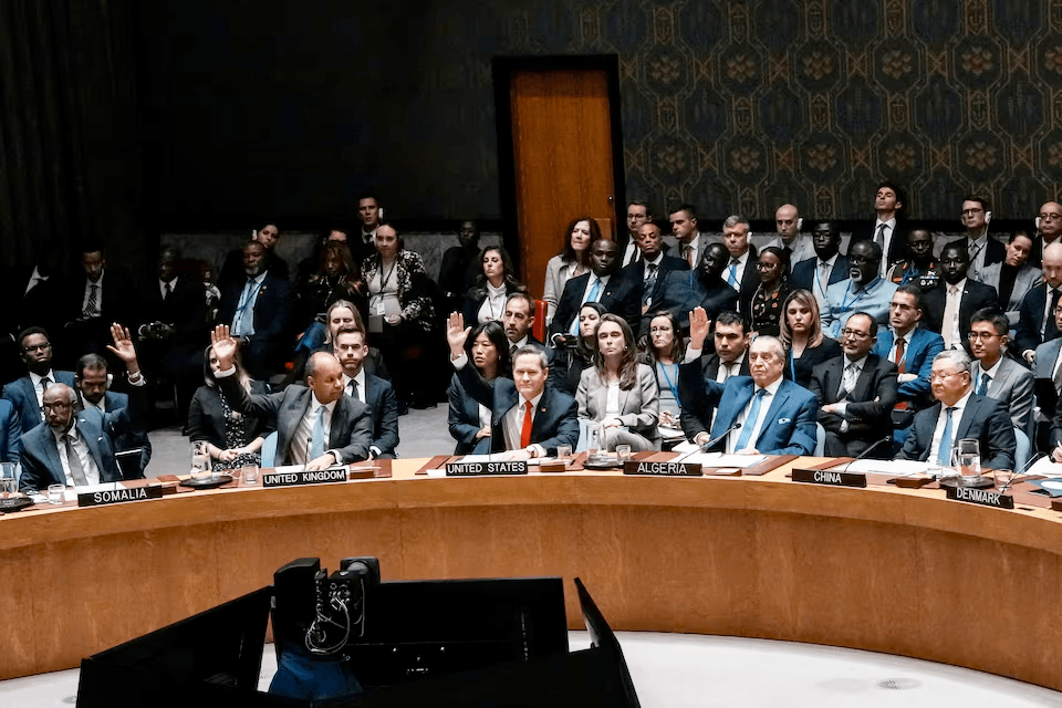 مجلس الأمن يعتمد خطة ترامب لغزة: قوة دولية جديدة في قلب الصراع!